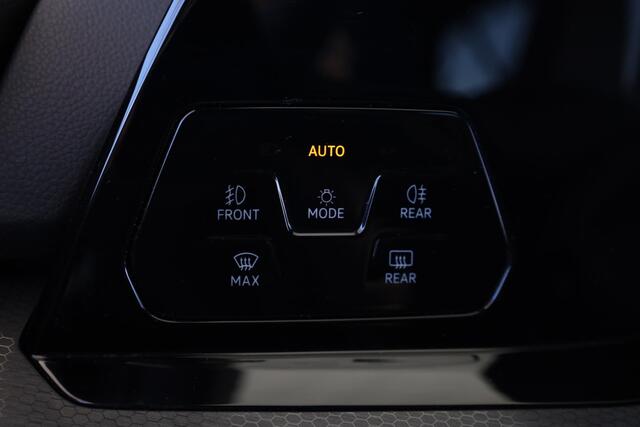 Volkswagen GOLF 1.4 eHybrid GTE SOH 88,53% | 245PK / 180kW DSG, Blackstyle pakket, 18" 'Bergamo' LMV, achteruitrijcamera (Rear View), keyless, dodehoekdetectie (Side Assist), parkeerassistent (Park Assist), navigatie, LED mistlampen, verwarmbare voorstoelen, verwarmbaar multifunctioneel lederen stuurwiel, adaptieve cruise control (ACC) met Travel Assist, elektrisch verstel-, verwarm- en inklapbare buitenspiegels, Apple Carplay & Android Auto, 3-zone climatronic, parkeersensoren voor en achter (PDC), DAB+, navigatie