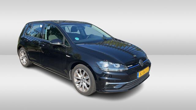 Volkswagen GOLF 1.5 TSI 130pk Highline Executive / Navigatie / Parkeersensoren / 17"LM Velgen / Alcantara bekleding / Digitaal dashboard