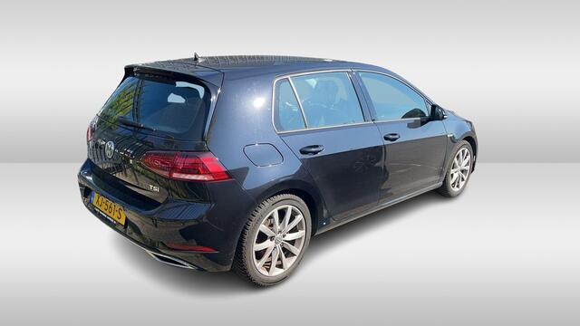 Volkswagen GOLF 1.5 TSI 130pk Highline Executive / Navigatie / Parkeersensoren / 17"LM Velgen / Alcantara bekleding / Digitaal dashboard