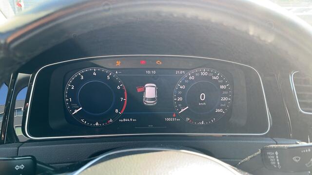 Volkswagen GOLF 1.5 TSI 130pk Highline Executive / Navigatie / Parkeersensoren / 17"LM Velgen / Alcantara bekleding / Digitaal dashboard