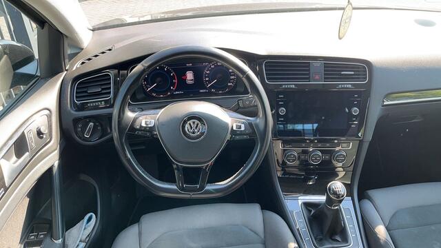 Volkswagen GOLF 1.5 TSI 130pk Highline Executive / Navigatie / Parkeersensoren / 17"LM Velgen / Alcantara bekleding / Digitaal dashboard