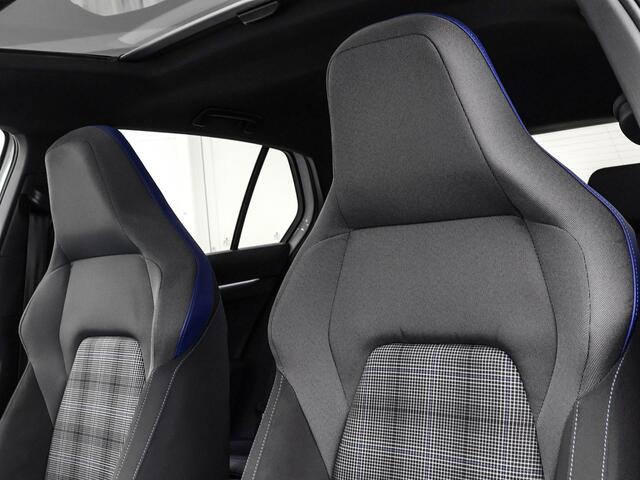 Volkswagen GOLF 1.5 eHybrid 272pk DSG GTE · Panoramadak · 360 Camera · Head-Up Display · Matrix LED · Optiekpakket Zwart · Dodehoeksensor · Garantie t/m 10-11-2030 of 100.000km