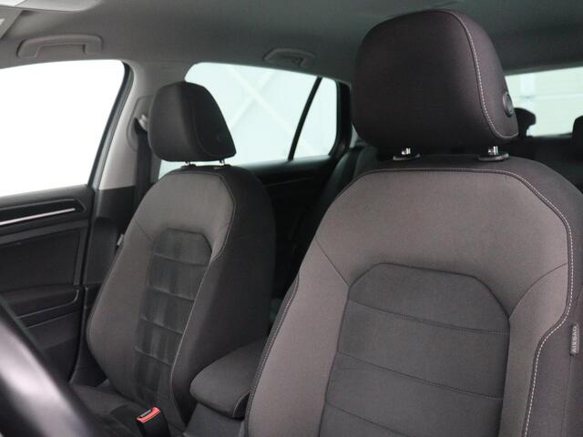 Volkswagen GOLF 1.5 TSI Highline Business R | Adaptive cruise | Stoelverwarming | Climate control | Navigatie | Carplay | Virtueel dashboard | Park assist | Trekhaak | 17" velgen
