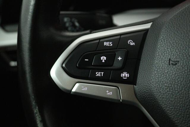 Volkswagen GOLF 1.0 TSI Life (CRUISE CONTROL ADAPTIEF, NAVIGATIE, CARPLAY, PARKEERSENSOREN)