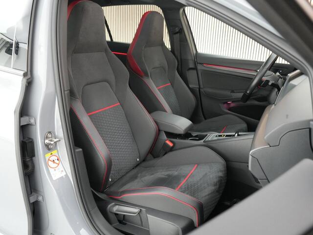 Volkswagen GOLF GTI Clubsport 2.0 300pk TSI |dealer o.h|panoramadak|blind spot|ACC|sfeerverlichting|Apple Carplay|parkeer camera|stoelverwarming|IQ Light|19" estorill LMV|