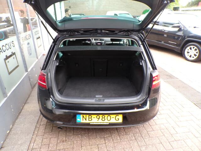 Volkswagen GOLF 1.0 TSI Connected Series CILMA,NAVI,PDC !!!