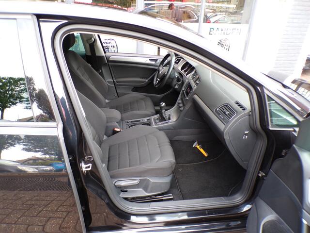 Volkswagen GOLF 1.0 TSI Connected Series CILMA,NAVI,PDC !!!