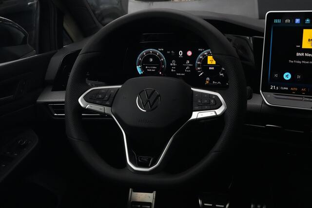 Volkswagen GOLF 1.5 eTSI R-Line Edition | 150 PK | DSG | PANO | 360° CAMERA | LED | ACC Sportief, modern en bijzonder compleet: deze Volkswagen Golf 1.5 eTSI R-Line uit 2026 combineert de sportieve uitstraling van de R-Line met de efficiënte 1.5 eTSI mild-hybrid aandrijflijn.