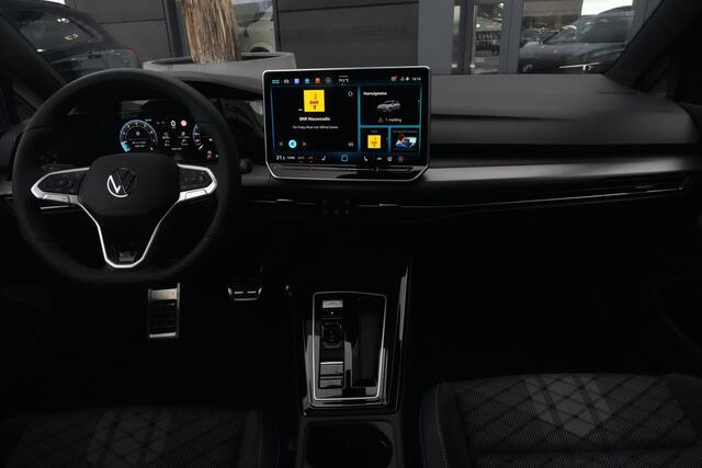 Volkswagen GOLF 1.5 eTSI R-Line Edition | 150 PK | DSG | PANO | 360° | Adaptive Cruise Control | Sportief, modern en bijzonder compleet: deze Volkswagen Golf 1.5 eTSI R-Line uit 2026 combineert de sportieve uitstraling van de R-Line met de efficiënte 1.5 eTSI mild-hybrid aandrijflijn.