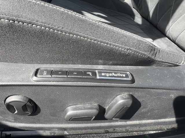 Volkswagen GOLF 1.5 eTSI R-Line | IQ light | Stoel + Stuur verwarming | Ergo Stoelen