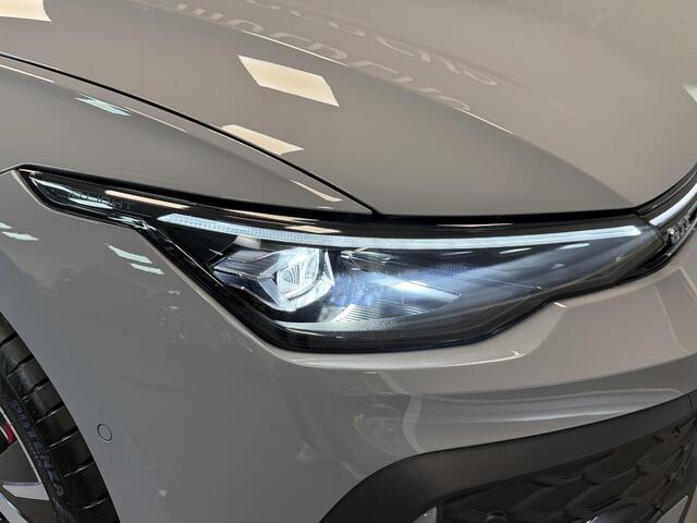 Volkswagen GOLF 1.5 eHybrid GTE | Adaptive cruise | 360 | Head-up | Sfeer | IQ light |Stoelverwarming | Carplay |