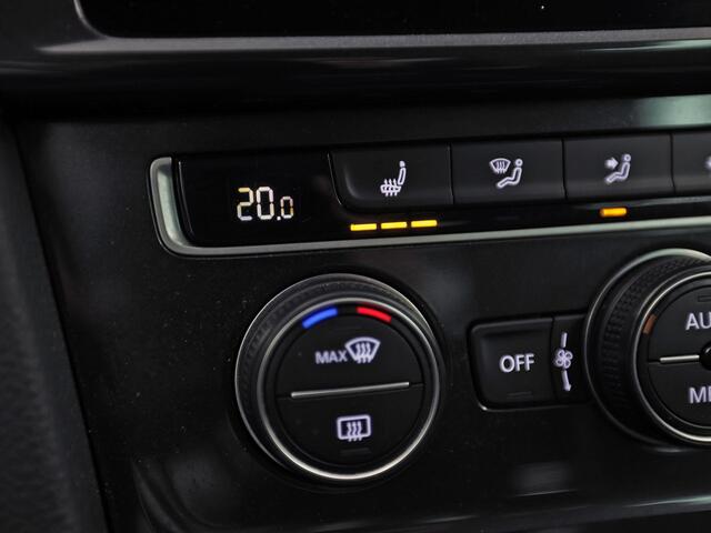 Volkswagen GOLF 1.5 TSI Sportline (APPLE CARPLAY, GROOT NAVI, CLIMATE, STOELVERWARMING, SPORTSTOELEN, LED KOPLAMPEN, PARKEERSENSOREN, ADAPTIVE CRUISE, NIEUWSTAAT)