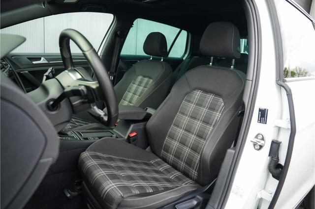Volkswagen GOLF 7.5 2.0 TDI GTD 184 pk /Automaat/ Pano-Dak/ Sport-Stoelen/ Stoel.Verw/ Adap.Cruise/ Led-Koplamp/ Virtual/ Camera/ 19'' LMV