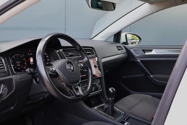 Volkswagen GOLF 1.0 TSI Highline Business R | R-Line | Panoramadak | Active Info Display | LED | Stoelverwarming | Trekhaak | Adaptieve Cruise Control
