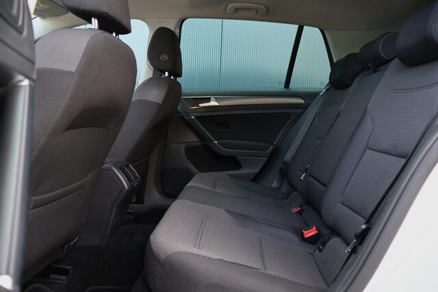 Volkswagen GOLF 1.0 TSI Highline Business R | R-Line | Panoramadak | Active Info Display | LED | Stoelverwarming | Trekhaak | Adaptieve Cruise Control
