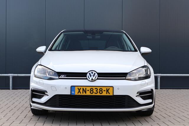 Volkswagen GOLF 1.0 TSI Highline Business R | R-Line | Panoramadak | Active Info Display | LED | Stoelverwarming | Trekhaak | Adaptieve Cruise Control