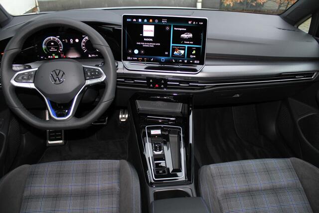 Volkswagen GOLF 8.5 1.5 eHybrid GTE 272 Pk | Panorama dak | Stoel/Stuur verwarming | 360* Camera | Schuif/Kantel dak | Adaptive cruise controler | Keyless start | Apple CarPlay/Android Auto | Draadloze telefoonlader | IQ.Lights | Climate controle | Parkeersensoren V+A | Navigatie |