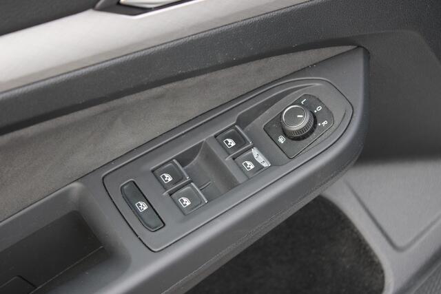 Volkswagen GOLF 1.0 eTSI Life Business