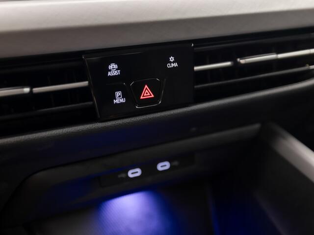Volkswagen GOLF 1.5 TSI Sport 150Pk Automaat (APPLE CARPLAY, GROOT NAVI, STUUR/STOELVERWARMING, SPORTSTOELEN, GETINT GLAS, SFEERVERLICHTING, KEYLESS, NIEUWSTAAT)