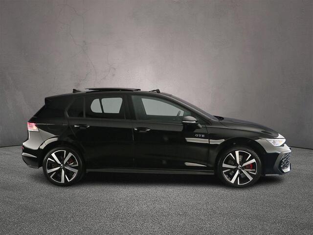 Volkswagen GOLF 1.5 eHybrid GTE 272pk DSG Automaat, Trekhaak, Panoramadak, 360 camera, Stoelverwarming, Stuurverwarming, Parkeersensoren, Dodehoeksensoren, Navigatie, App-connect