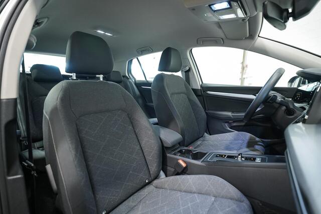 Volkswagen GOLF 1.0 eTSI Life | Stoelverwarming | Climate | Navigatie | ACC