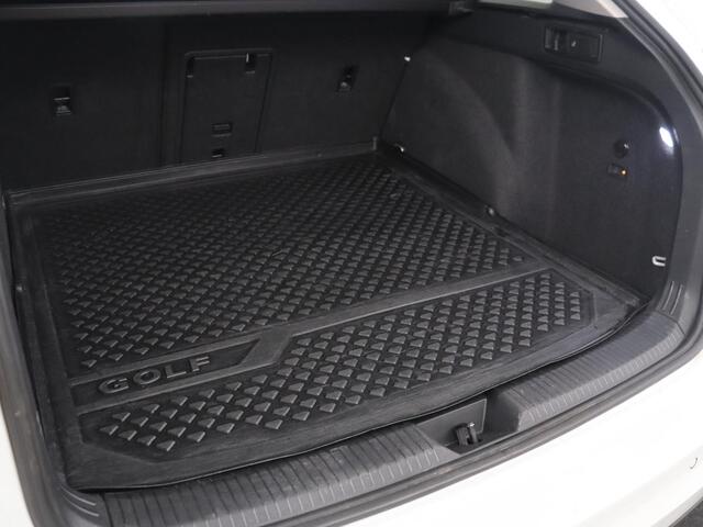 Volkswagen GOLF Variant 1.5 eTSI Life Business | Trekhaak | Camera | Stoelverwarming | Apple Carplay |
