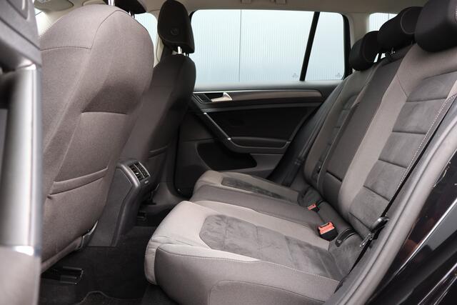 Volkswagen GOLF Variant 1.5 TSI Highline 7.5 | Stoelverwarming | Trekhaak | Alcantara | Adaptieve Cruise Control | Apple Carplay / Android Auto