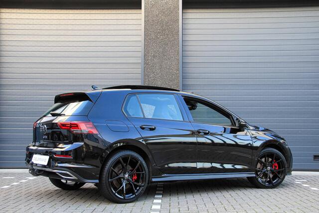 Volkswagen GOLF 1.4 eHybrid GTE Black on Black | Pano | IQ | 19" Estoril | Elektrische trekhaak | Vol in de opties | BTW!