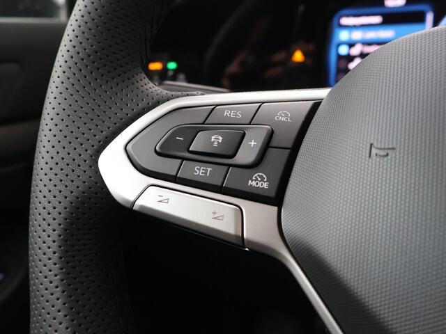 Volkswagen GOLF 1.5 eHybrid GTE | 272 pk | SoH 99% | Adaptive Cruise Control | 360 graden camera | Panoramadak | Matrix LED | Keyless Entry | Dodehoek detectie | Climate control | Draadloze telefoonlader | Navigatiesysteem | Sfeerverlichting | Stoel- & Stuurverwarming | Parkeersensoren | Apple Carplay / Android Auto |