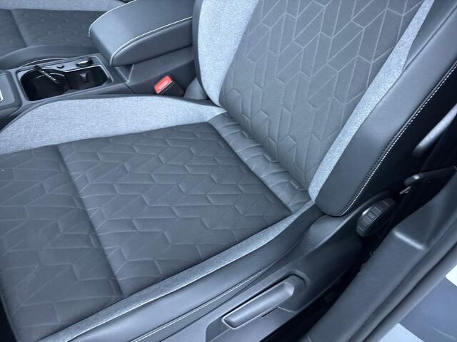 Volkswagen GOLF 1.5 TSI Life GOAL 116 pk | Navigatie | Trekhaak (wegklapbaar) | Parkeersensoren | Achteruitrijcamera | Stoelverwarming | Autom. airco (3 zones) |