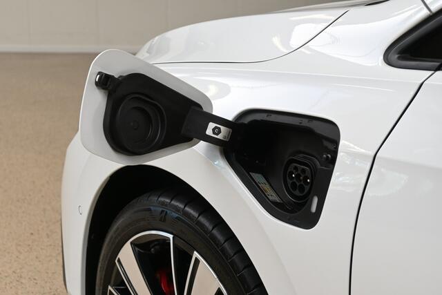 Volkswagen GOLF 1.4 eHybrid 245pk GTE | DCC | Pano | Head-up | Trekhaak | 100% (Dealer) onderhouden label