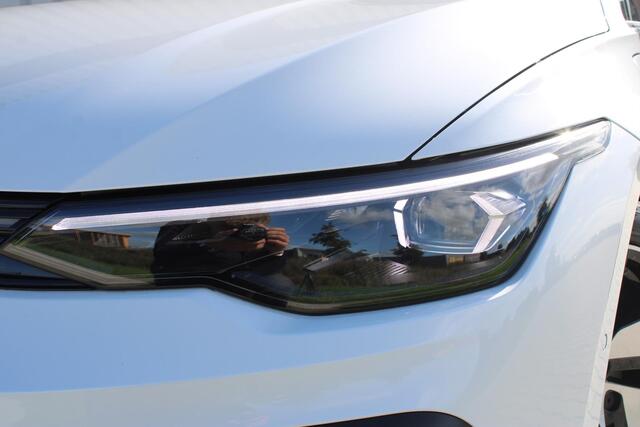 Volkswagen GOLF 1.5 eHybrid GTE | Incl. 12 maanden garantie | Schuif/kantel dak | Stoel/Stuur verwarming | Stoel ventilatie | Trekhaak | Apple CarPlay/Android Auto | Head-Up Display | Adaptieve cruise control | Achterruitrijcamera | Keyless Entry/Start | Climate Controle | Parkeersensoren | Parkeer Assistentie | IQ.Lights | Navigatie |
