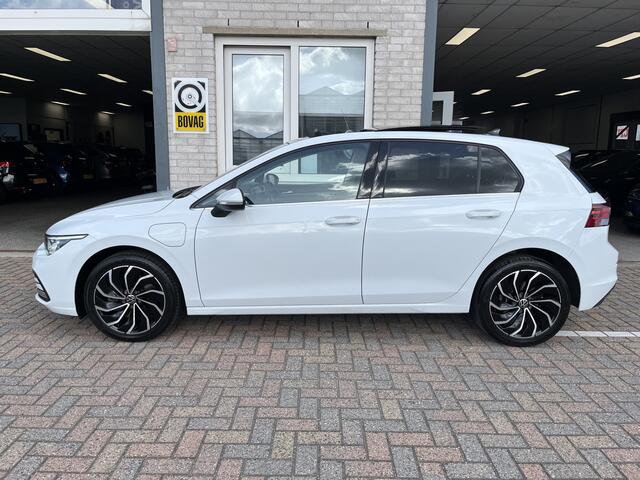 Volkswagen GOLF 1.4 eHybrid Style / AUTOMAAT/ PANO/ PARK. SENSOREN/ MEMORY SEATS/ STOEL-STUURVERWARM./ ERGO ACTIVE/ ADAPT. CRUISE/ TRAVEL ASISST/ MASSAGE FUNCTIE/ APP CONNECT/ NAVI/ CLIMA/ DAB