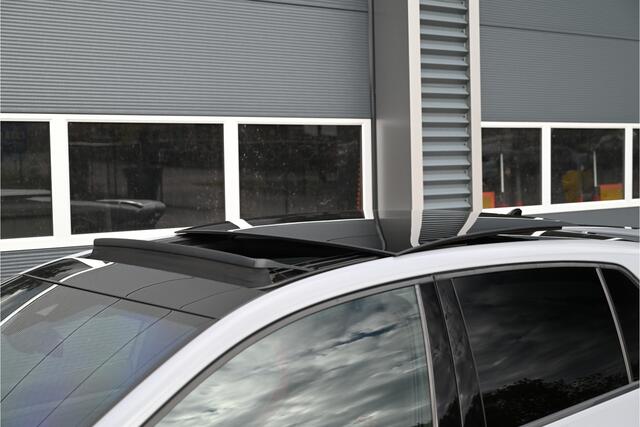 Volkswagen GOLF 2.0 TSI CLUBSPORT 300 PK 45 JAHRE / PANO / AKRAPOVIC / HEAD UP / IQ LIGHTS / HARMAN KARDON / FULL OPTIONS