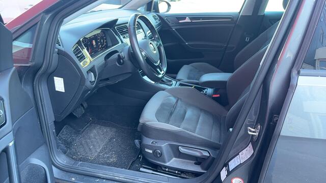 Volkswagen GOLF 1.5 TSI Highline Business AUTOMAAT / PANORAMADAK / KEYLESS / TREKHAAK / FULL LED / CAMERA / STOELVERW / SFEER / CLIMA