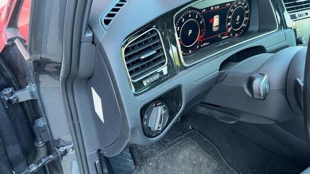 Volkswagen GOLF 1.5 TSI Highline Business AUTOMAAT / PANORAMADAK / KEYLESS / TREKHAAK / FULL LED / CAMERA / STOELVERW / SFEER / CLIMA