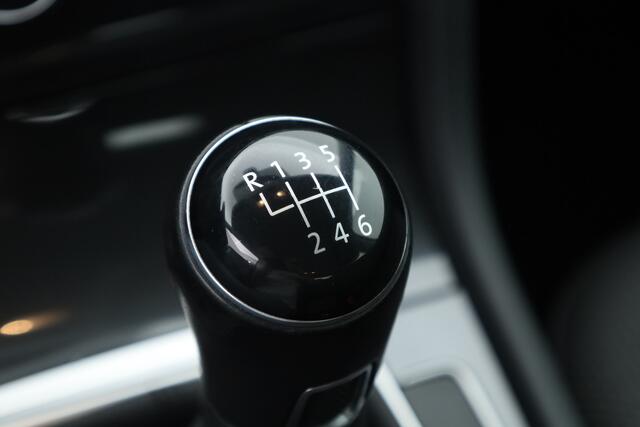 Volkswagen GOLF 1.0 TSI Comfortline | Rijklaar! | Adapt. Cruise | Camera | Stoelverw. | CarPlay + NAV | Trekhaak | DAB
