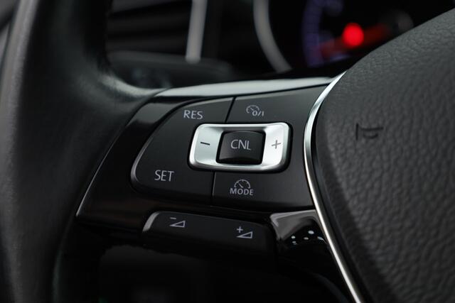 Volkswagen GOLF SPORTSVAN 1.2 TSI Highline DSG | Camera | All Seasons | Trekhaak | Clima | PDC
