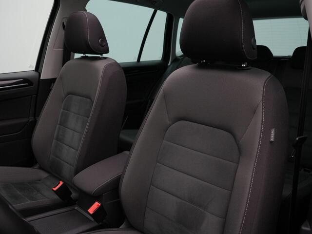 Volkswagen GOLF SPORTSVAN 1.5 TSI 150 pk ACT Highline Edition | Panoramadak | Trekhaak | Achteruitrijcamera | Navigatie | Stoelverwarming | Massage