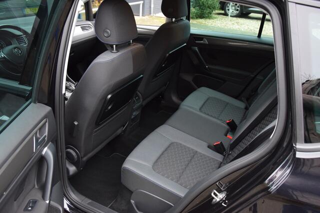 Volkswagen GOLF SPORTSVAN 1.5 TSI ACT Highline Edition DSG Automaat | BOVAG Garantie | Trekhaak | Navigatie | Stoelverwarming | Adaptive Cruise Control | Climate Control | PDC Voor&Achter | All Season Banden |