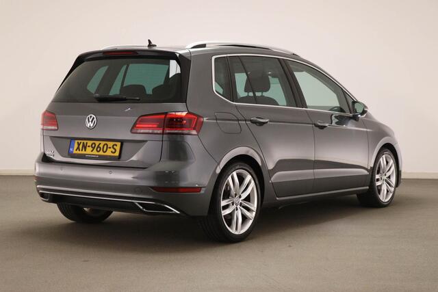 Volkswagen GOLF SPORTSVAN 1.5 TSI ACT Highline Edition | PANORAMADAK | DRAADLOZE LADER | TREKHAAK | 18"
