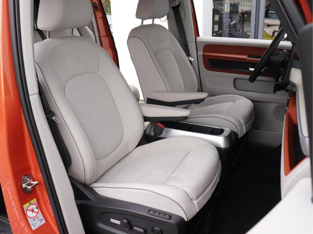 Volkswagen ID. Buzz Pro 77kWh | Origineel Two-tone | Elektrische stoelen | Wegklapbare trekhaak | Keyless | Camera | 20" velgen |