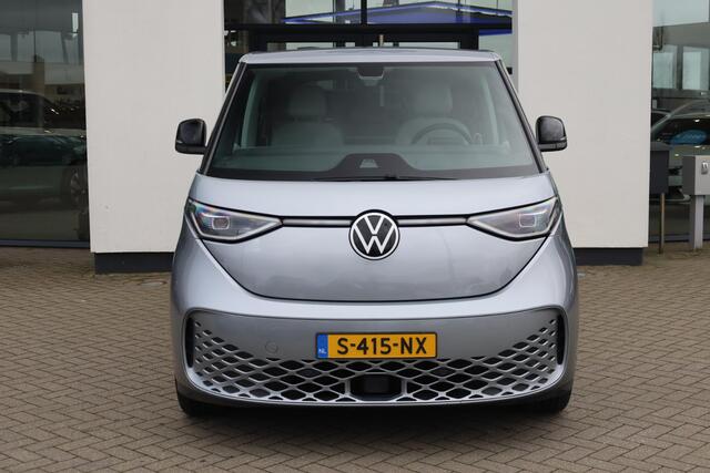 Volkswagen ID. Buzz 1st 77kWh 204PK / 150kW, NL auto, wegklapbare trekhaak, 20" 'Solna' LMV, LED Matrix (IQ.Lights), stoel- en stuurwielverwarming, privacy glas, achteruitrijcamera, climatronic, adaptieve cruise control (acc), navigatie, keyless entry & go, verwarmbare voorr