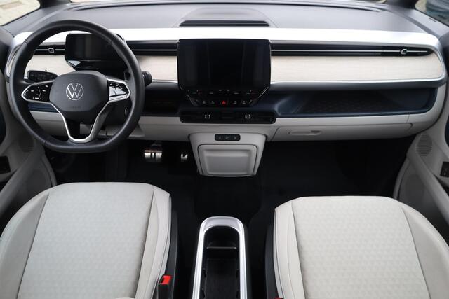 Volkswagen ID. Buzz 1st 77kWh 204PK / 150kW, NL auto, wegklapbare trekhaak, 20" 'Solna' LMV, LED Matrix (IQ.Lights), stoel- en stuurwielverwarming, privacy glas, achteruitrijcamera, climatronic, adaptieve cruise control (acc), navigatie, keyless entry & go, verwarmbare voorr