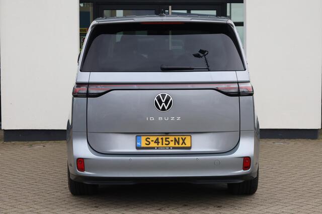 Volkswagen ID. Buzz 1st 77kWh 204PK / 150kW, NL auto, wegklapbare trekhaak, 20" 'Solna' LMV, LED Matrix (IQ.Lights), stoel- en stuurwielverwarming, privacy glas, achteruitrijcamera, climatronic, adaptieve cruise control (acc), navigatie, keyless entry & go, verwarmbare voorr