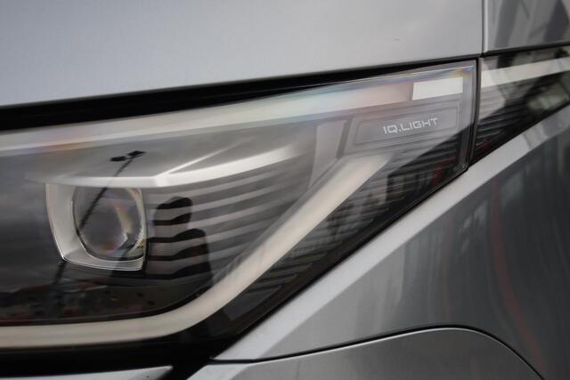 Volkswagen ID. Buzz 1st 77kWh 204PK / 150kW, NL auto, wegklapbare trekhaak, 20" 'Solna' LMV, LED Matrix (IQ.Lights), stoel- en stuurwielverwarming, privacy glas, achteruitrijcamera, climatronic, adaptieve cruise control (acc), navigatie, keyless entry & go, verwarmbare voorr