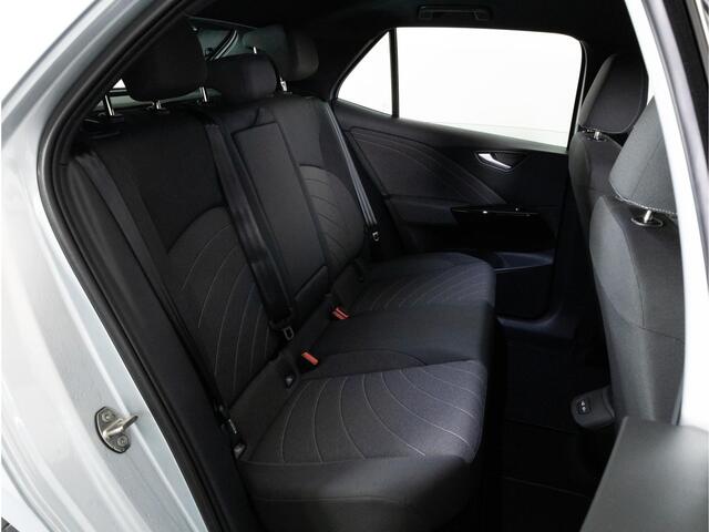 Volkswagen ID.3 Pure 52 kWh 170 PK | Achteruitrijcamera | Stuur & Stoelverwarming | Keyless |