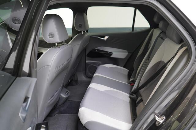 Volkswagen ID.3 204pk First Plus 58 kWh | Trekhaak voor fietsendrager | Navigatie | Climate control | Stoel- en stuurverwarming |