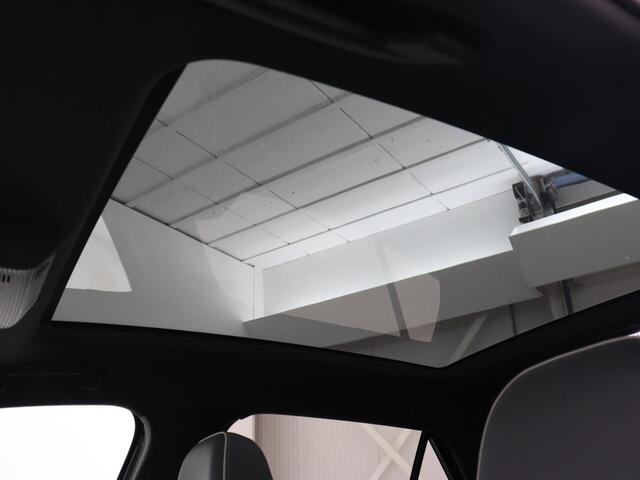 Volkswagen ID.3 First Max 58 kWh | Panoramadak | Head-Up | Stoel & stuurverwarming | Adaptive cruise | Camera | Massage | Elektrische stoelen | Trekhaak | Sfeerverlichting | Carplay | Matrix LED