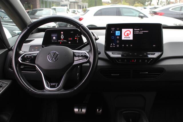 Volkswagen ID.3 First Plus 58 kWh / SOH 92,5% / Camera / Keyless / Matrix LED / Interieurvoorverwarming / 19'' / DAB / 19'' / Navigatie / ACC